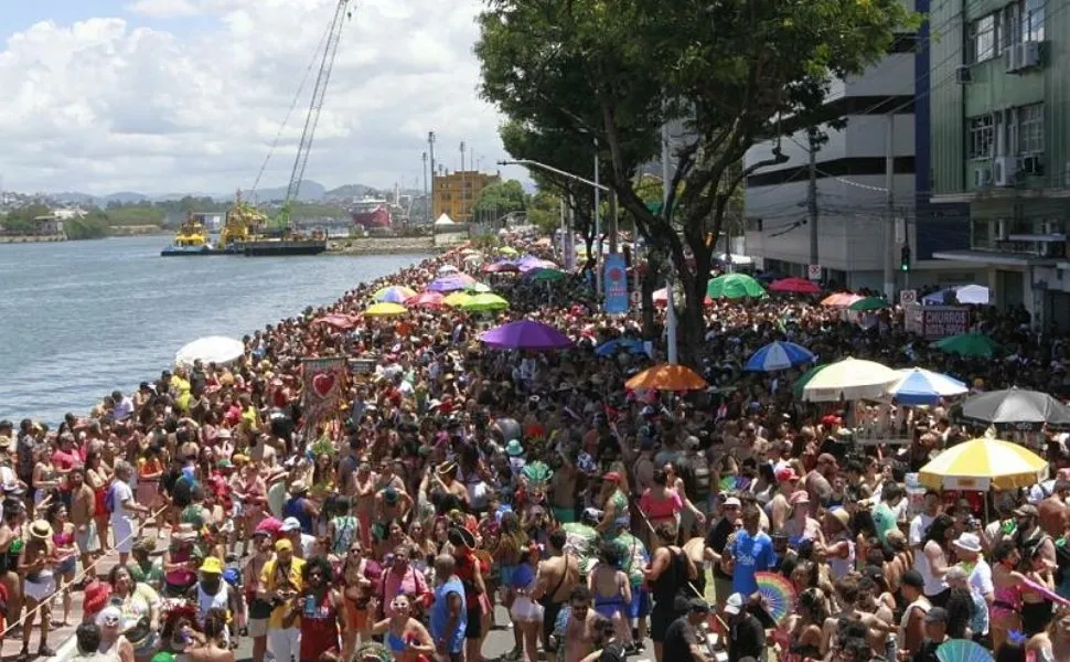 Milhares de foliões curtem bloco 'Regional da Nair' em Vitória