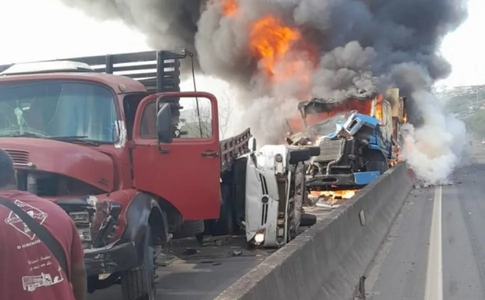 Imagem ilustrativa da imagem Acidente envolvendo cinco veículos interdita a Rodovia do Contorno em Cariacica