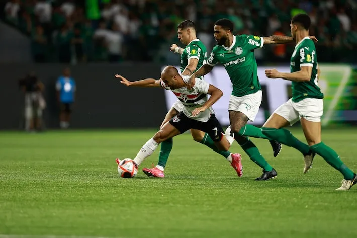 Imagem ilustrativa da imagem 'Arbitragem 1 x 0 São Paulo': Casares protesta por pênalti polêmico e fala em 'escândalo'