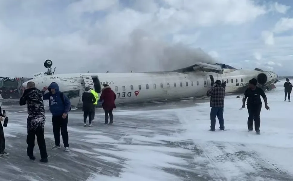 Imagem ilustrativa da imagem Avião capota e 15 ficam feridos em aeroporto de Toronto, no Canadá; veja vídeo