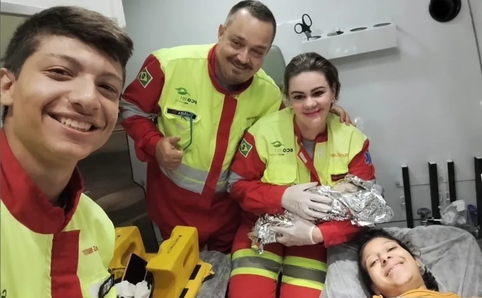 Imagem ilustrativa da imagem Bebê nasce dentro de ambulância na BR-101 no Norte do ES: 'Foi tudo muito rápido'