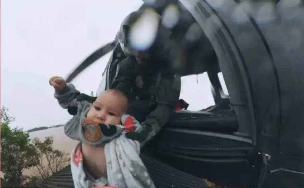 Imagem ilustrativa da imagem Bebê resgatado por helicóptero morre um ano após enchente no RS