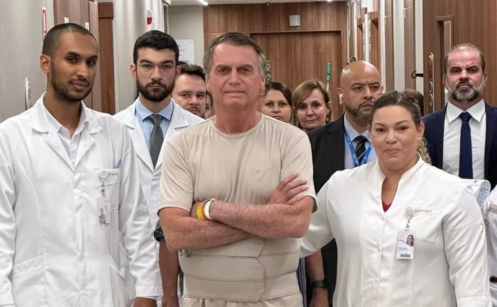 Imagem ilustrativa da imagem Bolsonaro diz que deixará hospital em Brasília neste domingo