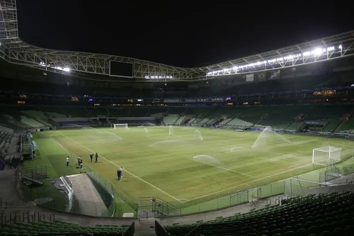 Imagem ilustrativa da imagem Brasil vai na contramão do mundo do futebol e aumenta presença de gramados sintéticos