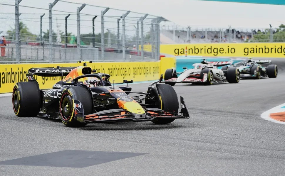 Imagem ilustrativa da imagem Verstappen crava pole ao desbancar McLaren, e Bortoleto brilha; veja grid
