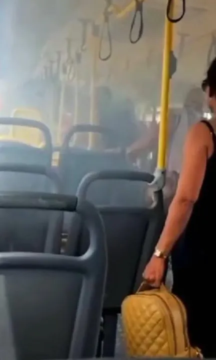 Imagem ilustrativa da imagem Celular explode em bolso de passageira de ônibus no ES; caso é o segundo em 1 semana