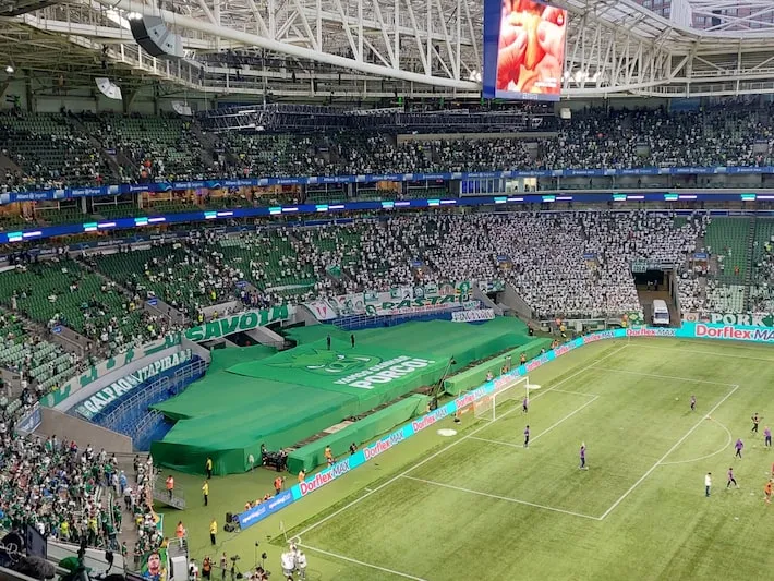 Imagem ilustrativa da imagem Como Palmeiras desmontou palco em 13 horas para ter 100% do público contra o Corinthians