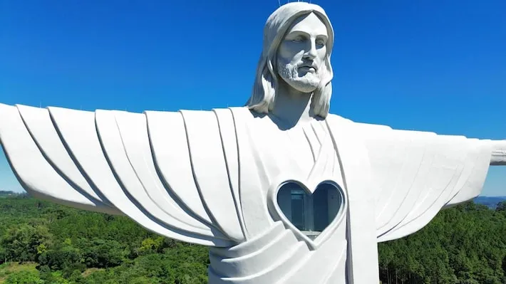 Imagem ilustrativa da imagem Como é a estátua de Encantado que tem altura maior do que a do Cristo Redentor do Rio?