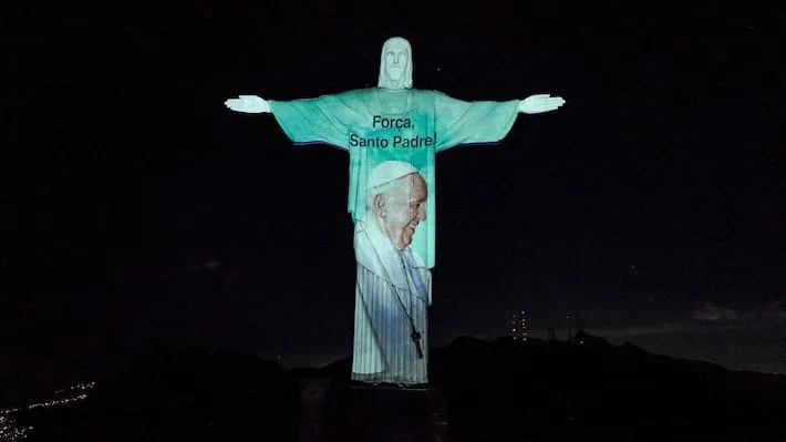 O Cristo Redentor, no Rio, recebeu uma projeção com imagens do papa Francisco e mensagens de apoio; pontífice está internado na Itália.