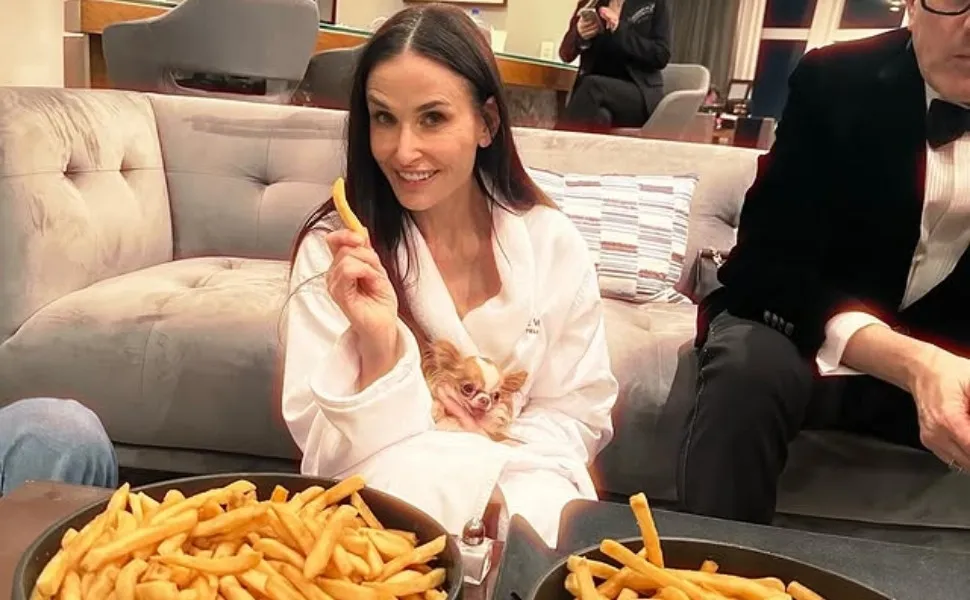 Imagem ilustrativa da imagem Demi Moore aparece comendo batata frita após perder o Oscar: 'Minha vencedora'