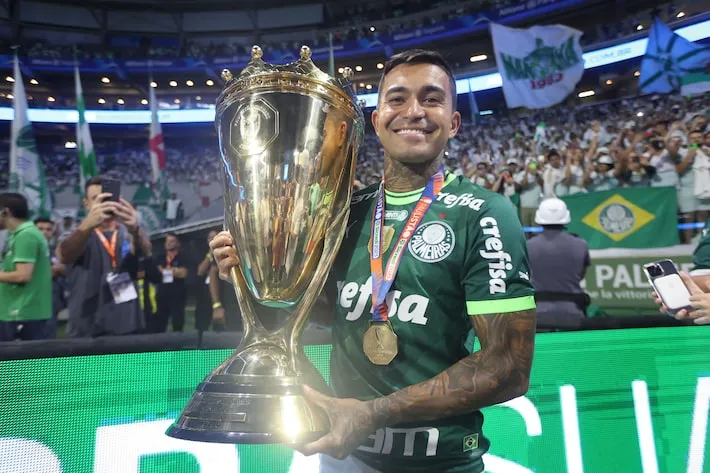 Imagem ilustrativa da imagem Dudu acompanha movimento contra ao gramado sintético após quatro anos no Allianz Parque
