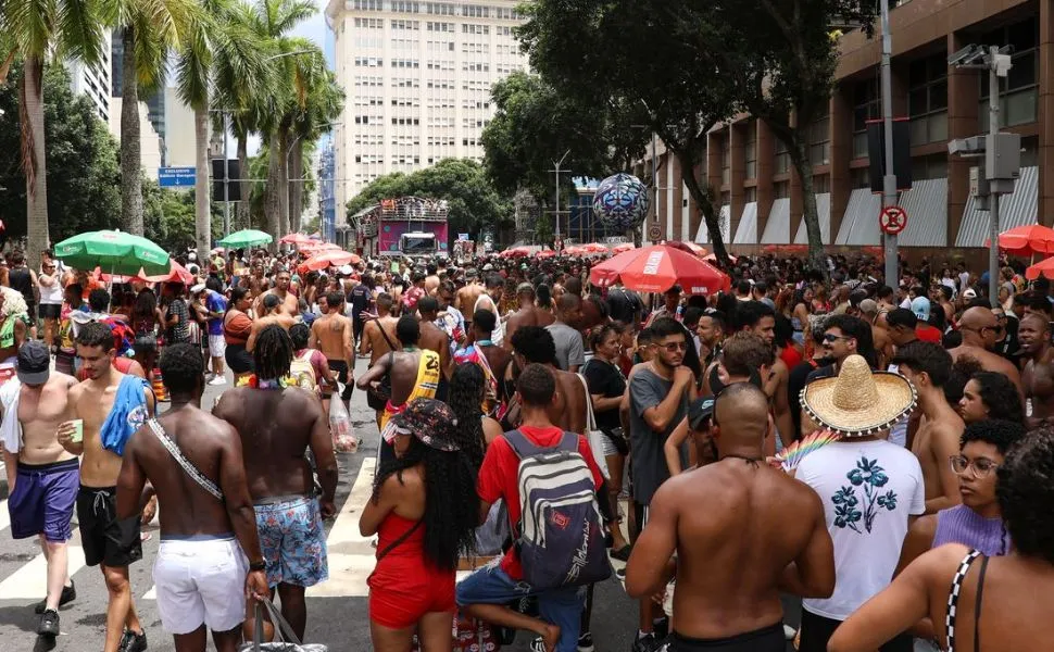 Imagem ilustrativa da imagem Especialistas recomendam "etiqueta respiratória" após carnaval