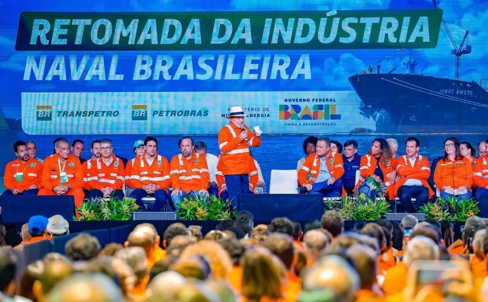 Imagem ilustrativa da imagem 'Eu bebo outro álcool, mas gasolina, não', brinca Lula ao defender Petrobras