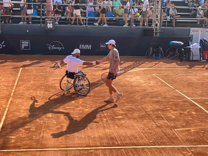 Imagem ilustrativa da imagem João Fonseca bate bola com Del Potro e tenistas cadeirantes no Rio Open