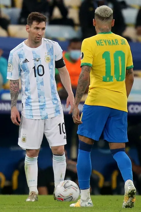 Imagem ilustrativa da imagem Jornais espanhóis citam duelo com Messi e destacam volta de Neymar à seleção: ‘Renascido das cinzas’