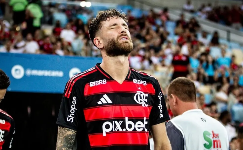 Imagem ilustrativa da imagem Léo Pereira cometeu pênalti nas duas derrotas do Flamengo no ano