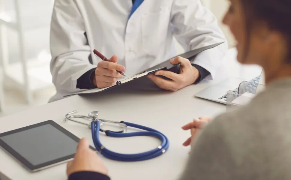 Imagem ilustrativa da imagem Médico é demitido após receitar dose excessiva de remédio; abuso sexual é exposto