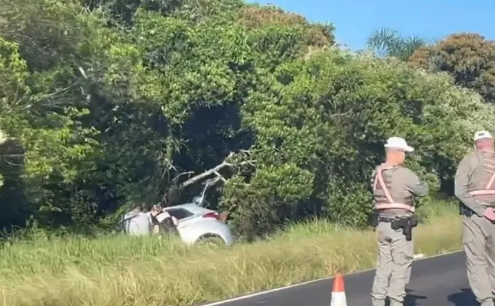 Imagem ilustrativa da imagem Mulher sofre acidente, sai de carro para pedir ajuda e morre atropelada no RS