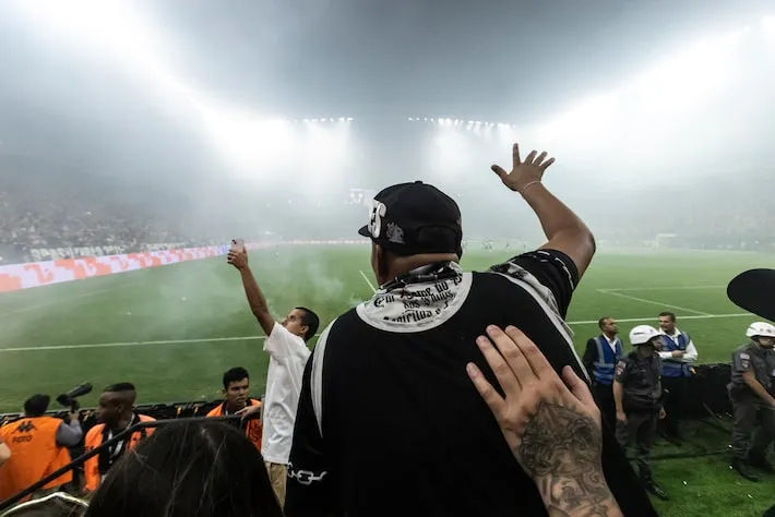 Imagem ilustrativa da imagem Multiball e cera: apenas 4% jogos do Brasileirão seguem tempo de bola rolando recomendado pela Fifa