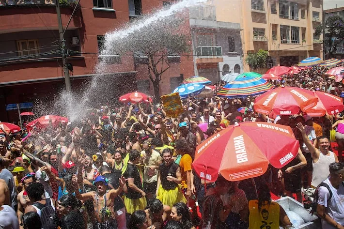 Imagem ilustrativa da imagem O que as cidades com os maiores carnavais de rua do Brasil estão fazendo para remediar o calor?