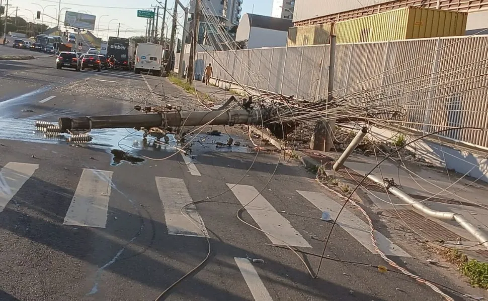 Imagem ilustrativa da imagem Ônibus destrói poste e interrompe trânsito em rodovia de Vila Velha