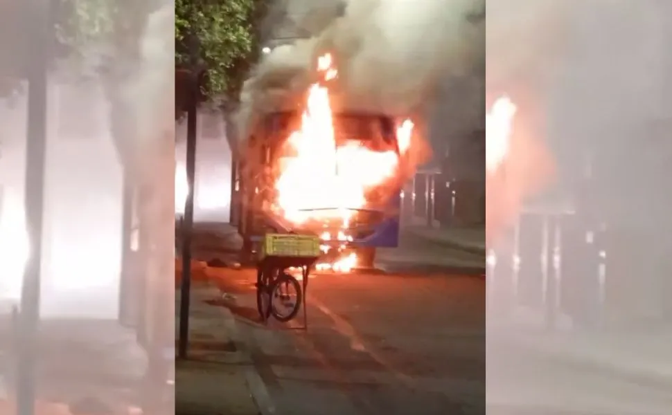 Imagem ilustrativa da imagem Ônibus é incendiado e trânsito é interrompido durante madrugada na Serra