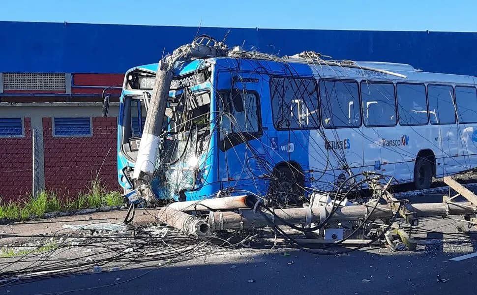 Imagem ilustrativa da imagem Ônibus perde controle, bate em poste e deixa ao menos sete pessoas feridas na Serra