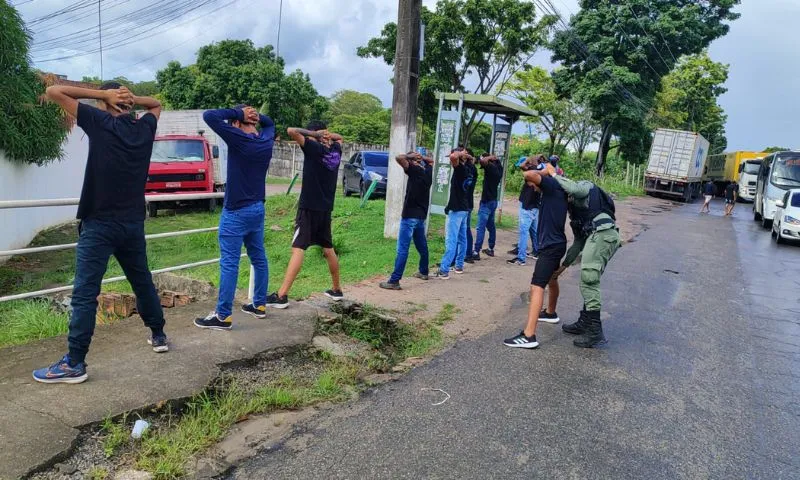 Imagem ilustrativa da imagem PM detém 12 pessoas com bombas e rojões no Cabo de Santo Agostinho