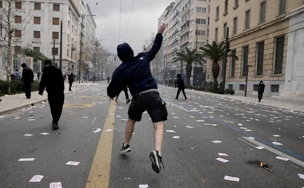 Imagem ilustrativa da imagem Protestos na Grécia reúnem mais de 300 mil e terminam em confronto com polícia