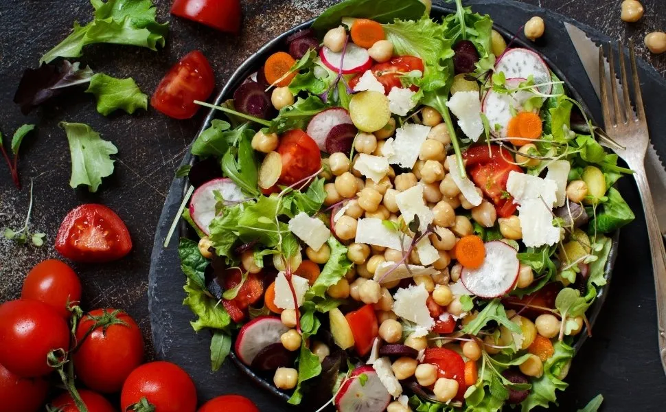Imagem ilustrativa da imagem Salada e sobremesa: aprenda a fazer receitas econômicas para a Páscoa