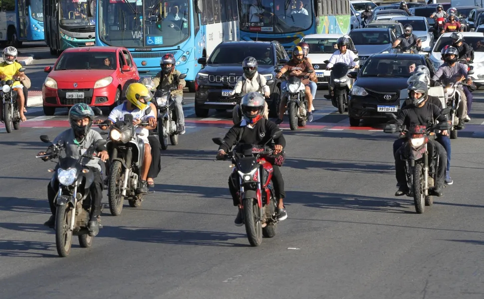 Imagem ilustrativa da imagem Serra estuda criar faixa só para motociclistas