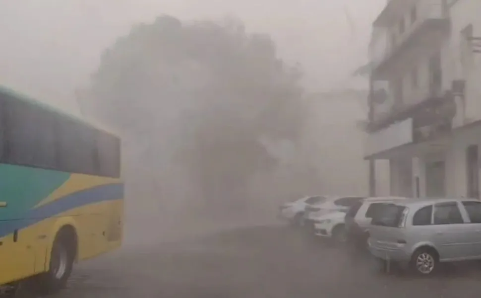 Imagem ilustrativa da imagem Temporal com chuva de granizo atinge cidade do ES