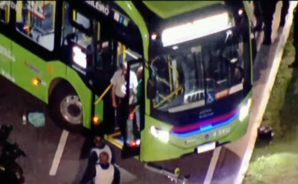 Imagem ilustrativa da imagem Termina sequestro de ônibus em SP; motorista foi feito refém