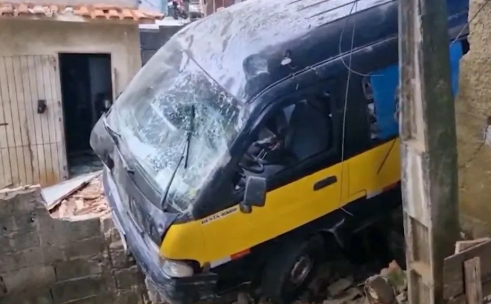 Imagem ilustrativa da imagem Van escolar perde o controle em ladeira e bate em muro de casa em Cariacica