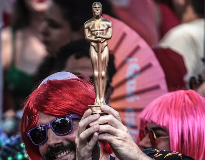 Imagem ilustrativa da imagem Vídeo: ‘Anora’, que derrotou Brasil no Oscar, vira paródia de marchinha de carnaval em bloco de SP