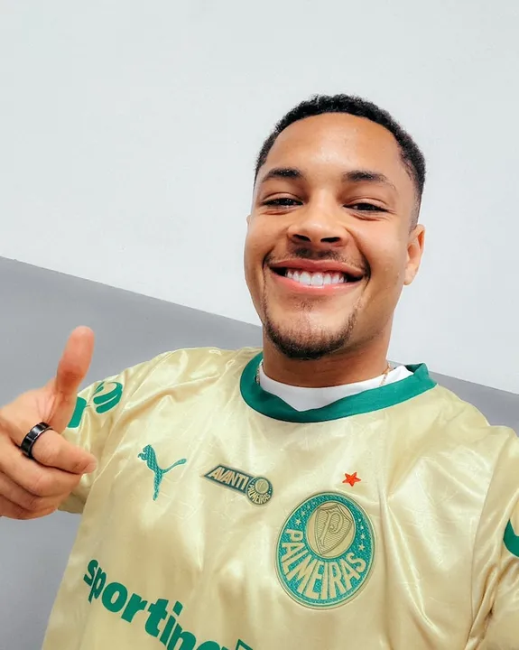 Imagem ilustrativa da imagem Vitor Roque, reforço do Palmeiras, deve voltar à Europa em até dois anos, diz empresário