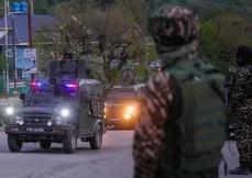 Militares indianos reforçam a segurança perto de Pahalgam, na região da Caxemira sob controle da Índia, depois que homens armados abriram fogo contra turistas na localidade. O ataque, descrito pelas autoridades como o pior contra civis nos últimos anos, deixou pelo menos 26 mortos