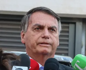 Imagem ilustrativa da imagem Bolsonaro é preso preventivamente pela Polícia Federal em operação neste sábado