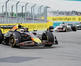 Imagem ilustrativa da imagem Verstappen ultrapassa Piastri na 1ª volta, domina prova e vence GP de Ímola