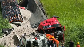 Imagem ilustrativa da imagem Colisão entre dois caminhões deixa motoristas feridos na BR-101 Norte