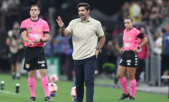 Imagem ilustrativa da imagem Abel parabeniza Corinthians três vezes em entrevista relâmpago: ‘Perdemos o título em casa’