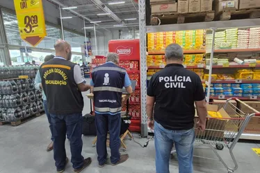 Imagem ilustrativa da imagem 287 kg de carne vencida e produtos com mofo são apreendidos em supermercados no ES