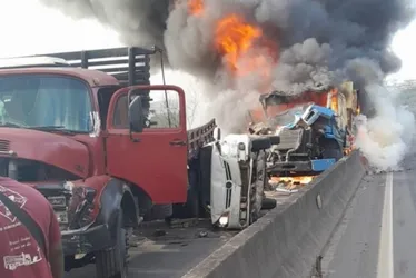 Imagem ilustrativa da imagem Acidente envolvendo cinco veículos interdita a Rodovia do Contorno em Cariacica