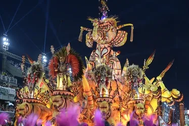 Imagem ilustrativa da imagem Água, fogo e fumaça marcam desfiles do 1º dia do grupo especial do Rio