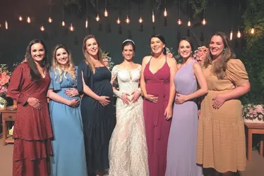 Imagem ilustrativa da imagem Amigas do ES ficam grávidas após foto divertida
