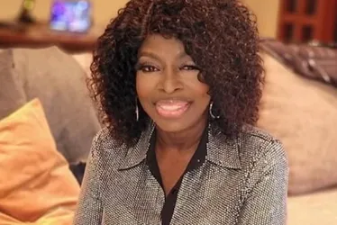 Imagem ilustrativa da imagem Angie Stone, estrela do R&B e do hip-hop, morre aos 63 anos em acidente