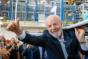 Imagem ilustrativa da imagem 'Se eu estiver bonitão como estou, extrema direita não volta a governar', diz Lula