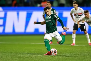 Imagem ilustrativa da imagem Árbitro e VAR de pênalti polêmico em Palmeiras x São Paulo foram afastados pela CBF há 5 meses