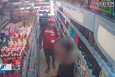 Imagem ilustrativa da imagem Assalto em Olinda: veja o que o criminoso fez em 3 minutos antes de fugir