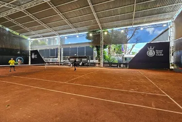 Imagem ilustrativa da imagem Aulas gratuitas de tenis e beach tennis em dia inclusivo para crianças: increva-se